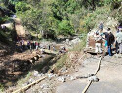 Tidak Ingin Tergantung Terhadap Kontraktor, Warga 3 Kelurahan di Tinggimoncong  Berinisiatif Membuat Jembatan Darurat.