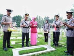 Kapolda Sulsel dan Ketua Bhayangkari Tabur Bunga di TMP Panaikang, Hormati Jasa Pahlawan Jelang HUT ke-79 Bhayangkara